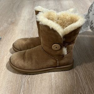 Tan Bailey UGGs size 8
